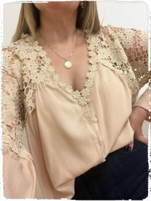 Camisa Simona color beige.